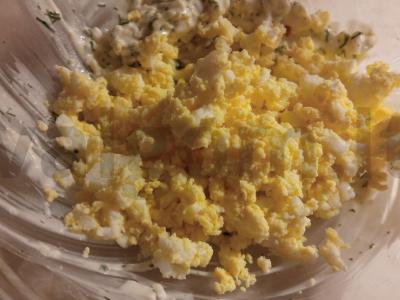 Salotas „Vienas-du“ su dešra ir kiaušiniu Žingsnis 1