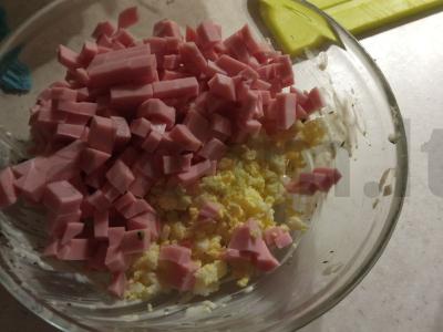 Salotas „Vienas-du“ su dešra ir kiaušiniu Žingsnis 2