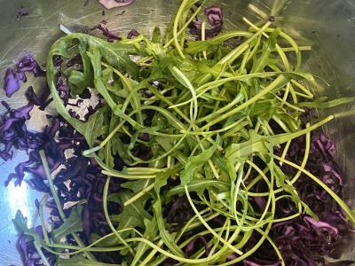 Kopūstų salotas „Raudona pavasaris“ su rukola ir sūriu marinate Žingsnis 2