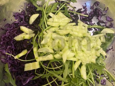 Kopūstų salotas „Raudona pavasaris“ su rukola ir sūriu marinate Žingsnis 3