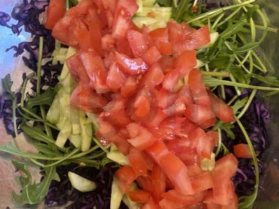 Kopūstų salotas „Raudona pavasaris“ su rukola ir sūriu marinate Žingsnis 4