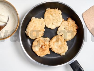 Vegetariški svogūnų blynai Žingsnis 2