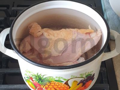 Vištienos sriuba su makaronais, daržovėmis ir prieskoniais Žingsnis 1