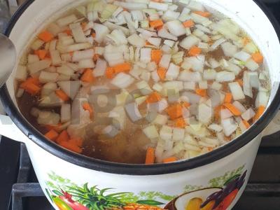 Vištienos sriuba su makaronais, daržovėmis ir prieskoniais Žingsnis 4