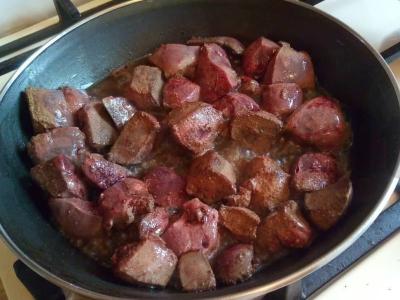 Kvapnus troškinys su kiaulienos kepenimis Žingsnis 1