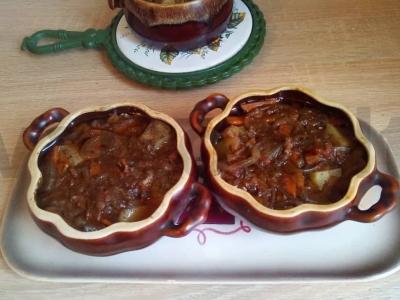 Kvapnus troškinys su kiaulienos kepenimis pagrindine nuotrauka