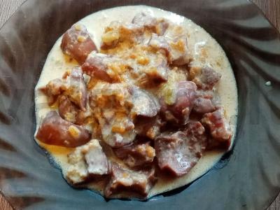 Troškintos kiaulienos inkstai grietinėje pagrindine nuotrauka