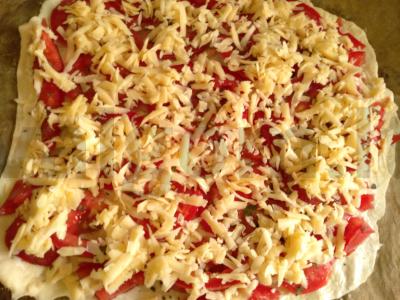 Pica „Margherita“ ant kefyro tešlos Žingsnis 4