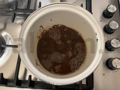 Cukrinė sirupas biskvitiniams korpusams su kakavos skoniu Žingsnis 2