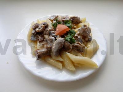 Itališka makaronų patiekalas su šitake grybais grietinėlės padaže pagrindine nuotrauka