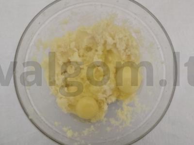 Pieniniai keksiukai su grietinėlės kremu Žingsnis 1