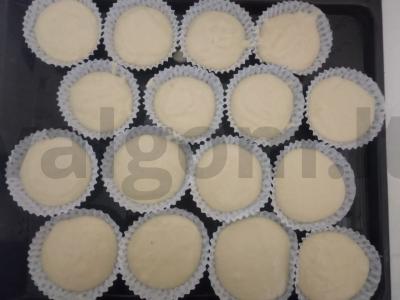 Pieniniai keksiukai su grietinėlės kremu Žingsnis 3