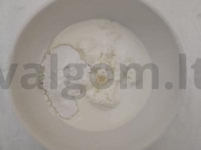 Pieniniai keksiukai su grietinėlės kremu Žingsnis 4