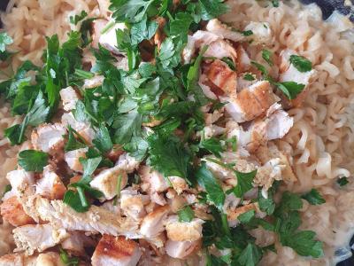 Greitai paruošiama makaronų sriuba su vištiena grietinėlėse pagrindine nuotrauka