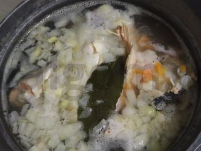 Lašišų sriuba su greitai virškančiais makaronais Žingsnis 3