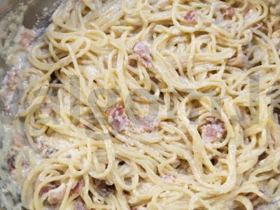 Spagečiai a la karbonara vakarienei pagrindine nuotrauka