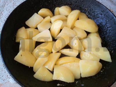 Vištiena su bulvėmis, baklažanais ir daržovėmis Žingsnis 3