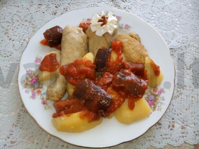 Vištiena su bulvėmis, baklažanais ir daržovėmis pagrindine nuotrauka