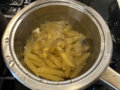 Makaronai sūrio padaže su vištienos juostelėmis Žingsnis 1