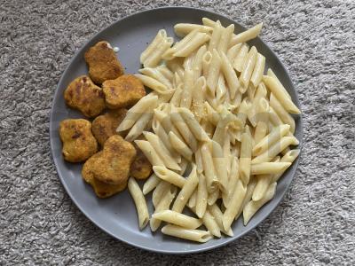 Makaronai sūrio padaže su vištienos juostelėmis pagrindine nuotrauka