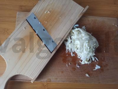 Salotos su konservuotais pupelėmis, sūriu ir kopūstais Žingsnis 1