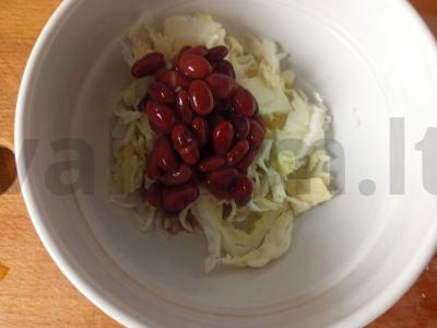 Salotos su konservuotais pupelėmis, sūriu ir kopūstais Žingsnis 2