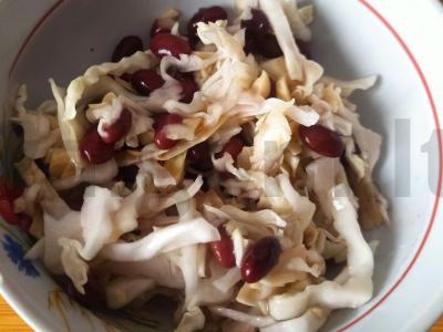 Salotos su konservuotais pupelėmis, sūriu ir kopūstais pagrindine nuotrauka