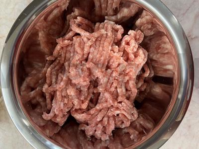 Sultingi namų kotletai iš kiaulienos faršo Žingsnis 1