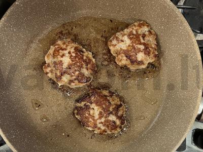 Sultingi namų kotletai iš kiaulienos faršo Žingsnis 3