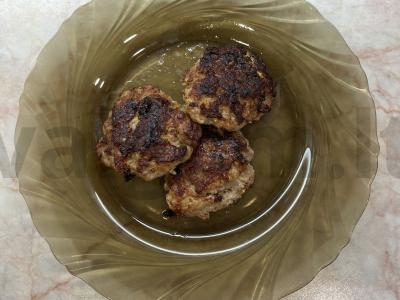 Sultingi namų kotletai iš kiaulienos faršo pagrindine nuotrauka