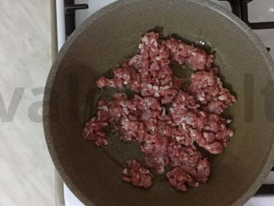 Kvinoja su faršo ir baklažanų padažu adžikoje Žingsnis 1