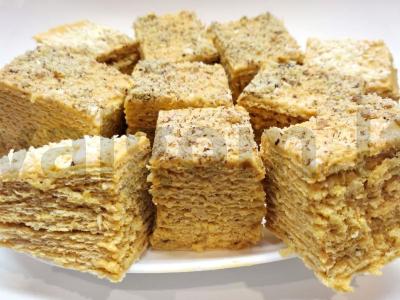 Kvapnus vaflinis tortas su riešutais ir kokosų drožlėmis pagrindine nuotrauka