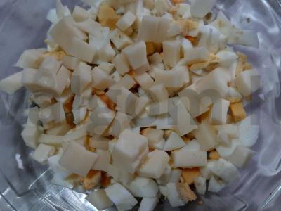 Salotos su smulkintu tunu, kiaušiniu ir sūriu Žingsnis 1