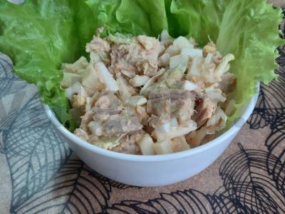 Salotos su smulkintu tunu, kiaušiniu ir sūriu pagrindine nuotrauka