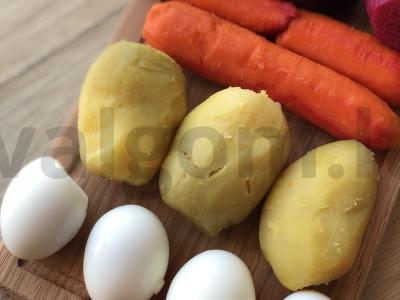 Silkė po šubomis su marinuotais svogūnais ir majonezu Žingsnis 1