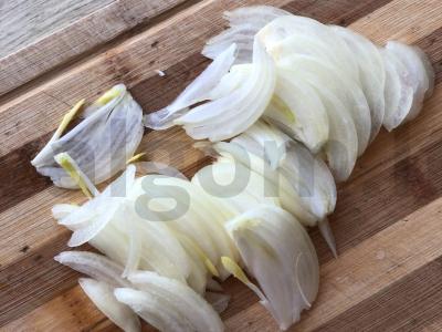 Silkė po šubomis su marinuotais svogūnais ir majonezu Žingsnis 2