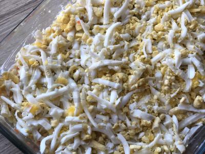 Silkė po šubomis su marinuotais svogūnais ir majonezu Žingsnis 4