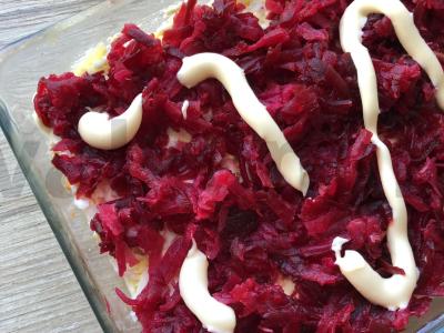 Silkė po šubomis su marinuotais svogūnais ir majonezu Žingsnis 5