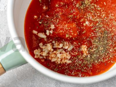 Pica „Pepperoni“ su barbekiu padažu ir raudonuoju svogūnu Žingsnis 1