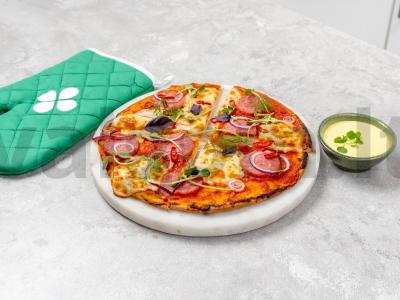 Pica „Pepperoni“ su barbekiu padažu ir raudonuoju svogūnu pagrindine nuotrauka