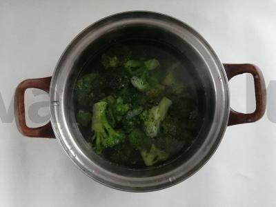 Švelni brokolių ir sultingo lašišos apkepas Žingsnis 1