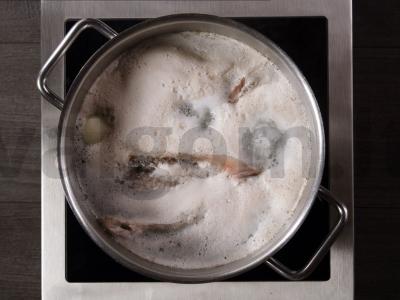 Žuvies sriuba su lašiša ir grietinėlėmis Žingsnis 1