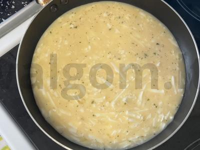 Sūrio omletas su pomidorais Žingsnis 3