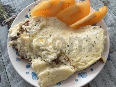 Sūrio omletas su pomidorais pagrindine nuotrauka