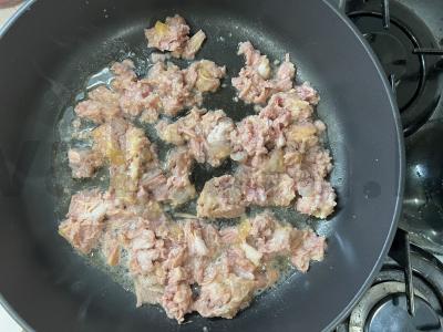 Spagečiai su vištienos troškiniu ir žolelėmis Žingsnis 1