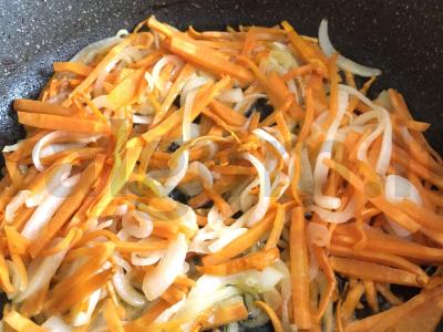 Troškinta vištienos kepenėlė su daržovėmis Žingsnis 3