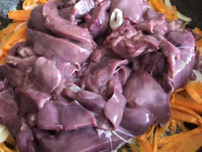 Troškinta vištienos kepenėlė su daržovėmis Žingsnis 4