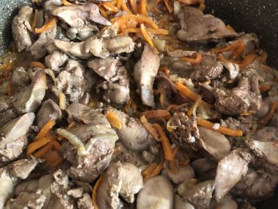 Troškinta vištienos kepenėlė su daržovėmis Žingsnis 6