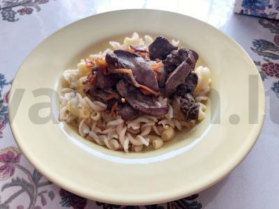 Troškinta vištienos kepenėlė su daržovėmis pagrindine nuotrauka