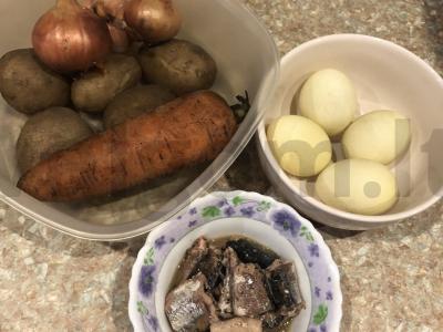 Sluoksniuotas salotas „Mimoza“ su žuvies konservais Žingsnis 1